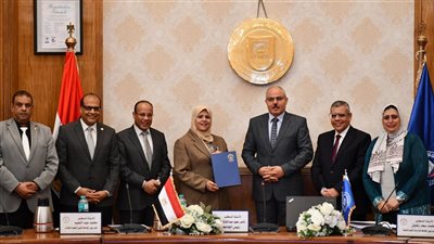 مجلس جامعة القناة يكرم عميد كلية التمريض (صور)