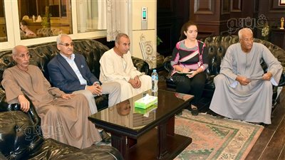 محافظ الأقصر يستقبل بعض أهالي مركز القرنة لبحث طلباتهم (صور)