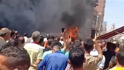 انتداب المعمل الجنائي لكشف أسباب حريق مصنع أغذية بالعاشر