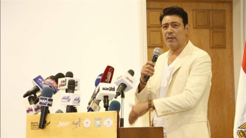 الفنان أحمد وفيق،