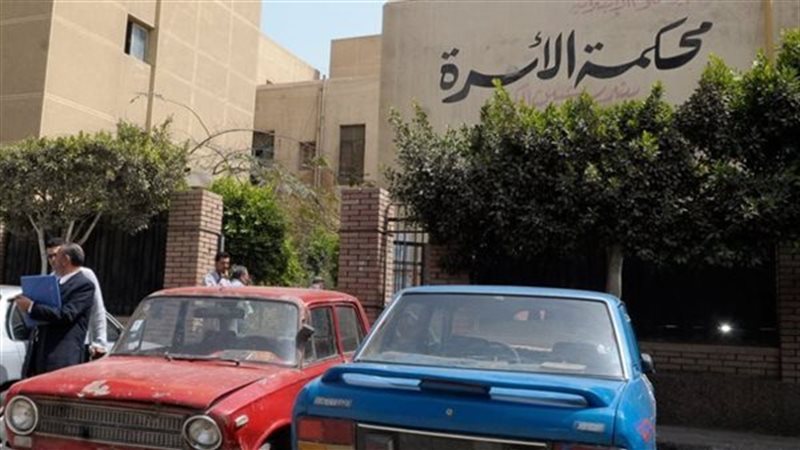 عاملة نظافة ترفع