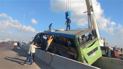 رفع آثار حادث الطريق الدولى فى الإسكندرية (صور)