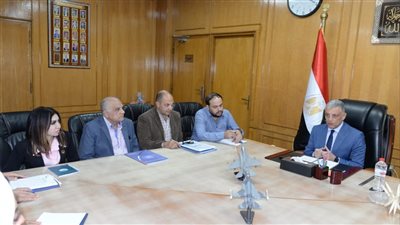 محافظ الإسماعيلية: إعداد دليل استرشادي لأصحاب المحال التجارية للتعريف بالاشتراطات الصحية 