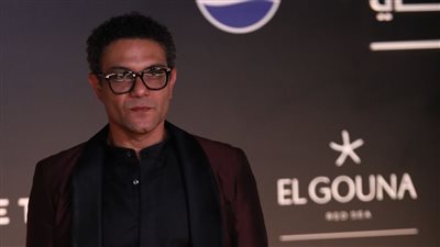 آسر ياسين يفاجئ والدته على الهواء ويوجه لها رسالة