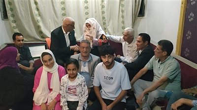 محافظ شمال سيناء يزور المجاهدة فرحانة بمنزلها بالعريش 