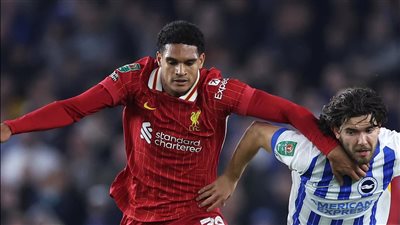 كأس الرابطة الإنجليزية، ليفربول يعبر برايتون بصعوبة بثلاثية درامية