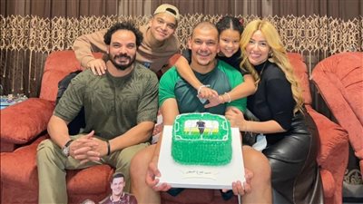 بتورتة عليها صورته، أسرة عبد الواحد السيد تحتفل بعودته للقاهرة (صور) 