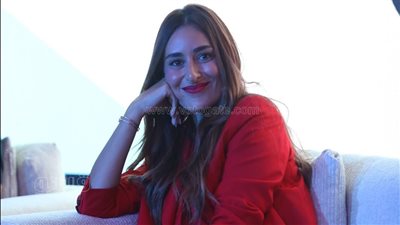 أمينة خليل: قعدت في كرافان سقفه مخروم واشتغلت كومبارس عشان يوسف شاهين (فيديو)