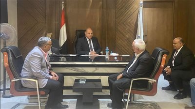 مدير تعليم قنا يتسلم مهام عمله ويعقد اجتماعًا مع مديرى عموم الإدارات (صور)