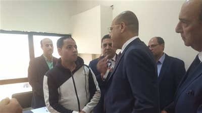 محمد جبران يبدأ جولته في شرم الشيخ بزيارة مكتب العمل 