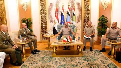 الفريق أحمد خليفة يلتقي قائد القوات البرية الإيطالية (صور) 
