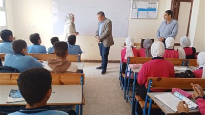 جولة مفاجئة لوكيل وزارة التعليم بمدارس المحمودية ورشيد بالبحيرة 