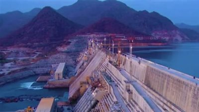 إثيوبيا تبدأ في تجفيف النهر، والخبراء يكشفون كارثة: أديس أبابا تغلق مفيض سد النهضة 