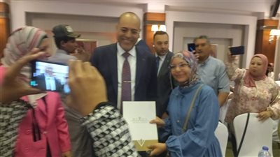 وزير العمل يُسلم عقود عمل للشباب من بينهم ذوي همم بمحافظة جنوب سيناء