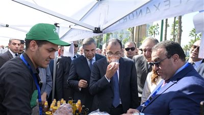 رئيس الوزراء يتفقد سوق اليوم الواحد بمحطة الرمل في الإسكندرية