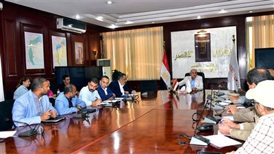 محافظ الأقصر يبحث ازدواج طريق 