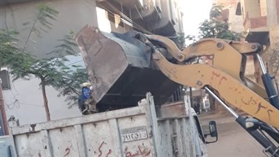 أعمال تنظيف بالوعات الأمطار بمدينة الحسينية في الشرقية
