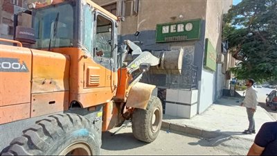 غلق 3 محال تجارية خلال حملة لإزالة الإشغالات بحى ثالث بالإسماعيلية (صور)