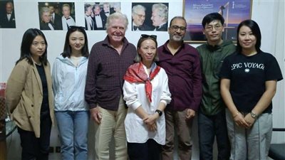 بعد وفاة شقيقه بـ 24 ساعة، انتقادات لـ حسين فهمي بسبب صورة وحفل عشاء مع وفد صيني، ومهرجان القاهرة يوضح