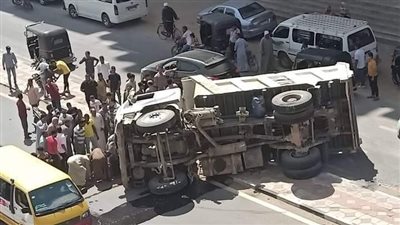 رفع آثار حادث انقلاب سيارة نقل محملة بالأسمدة بمنشأة القناطر 