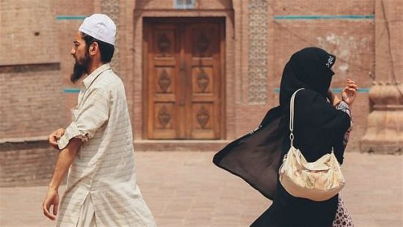 حكم تدريس الرجل للنساء،