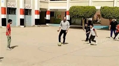 مدير مدرسة بالشرقية يشارك التلاميذ مباراة كرة قدم (صور)