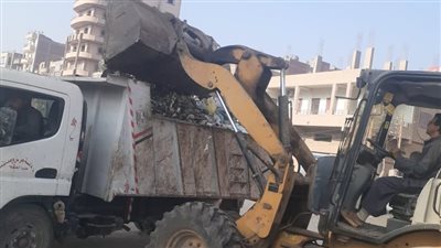 رفع تجمعات بؤر القمامة بمنيا القمح في الشرقية