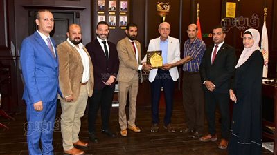 وفد شباب قادرون يكرم محافظ الأقصر (صور)