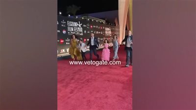 لقطة عفوية للفائزين في مهرجان الجونة على الريد كاربت بحفل الختام (فيديو)