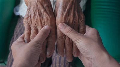  بالترتيب، من يتحمل نفقات المسنين حال عدم وجود مال يكفي وفق القانون؟