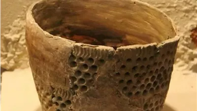 علماء آثار يعثرون على قطعة خزفية عمرها 6 آلاف عام