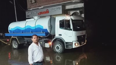 الدفع بسيارات شفط المياه بعد انسداد خط الصرف بشيبة النكارية بالزقازيق 