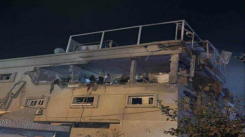  سقوط صاروخ على مبنى