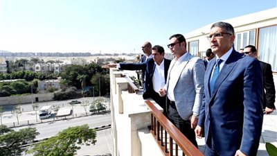 وزير الإسكان ومحافظ الجيزة يستعرضان مخطط تطوير الأهرامات 