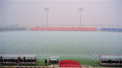 تساقط الثلج، ملعب الجوف بالسعودية يكتسي باللون الأبيض (فيديو)