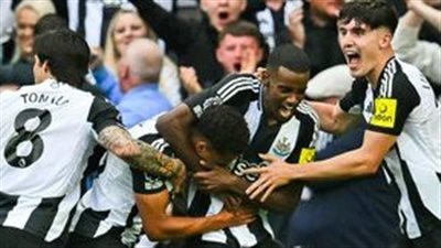 شار يتعادل بهدف نيوكاسل الثالث أمام ليفربول 