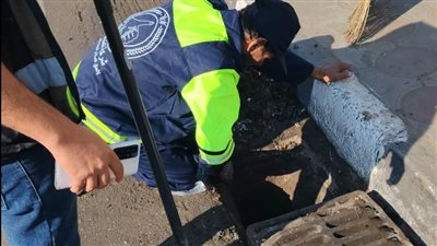 نائب محافظ الدقهلية يتابع أعمال تطهير قنوات صرف المياه والبالوعات بالمنصورة (صور)