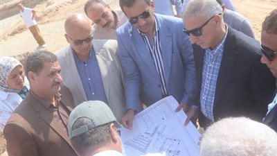 نائب رئيس المجتمعات العمرانية يتفقد مشروعات العاشر من رمضان