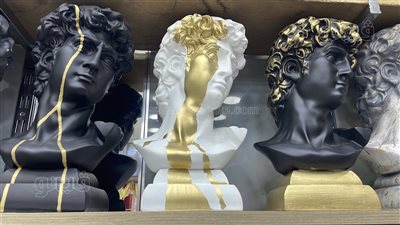 ديكورات المنازل في أسواق العتبة.. ارتفاع الأسعار بنسبة 20%.. بومبونيرات وتماثيل يونانية ورومانية «أبرز الأنواع».. والفازات تبدأ من 100 جنيه (فيديو وصور) 