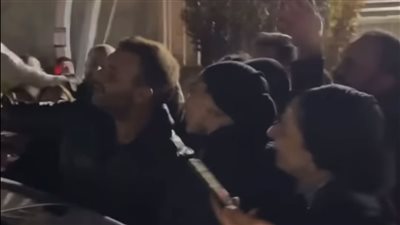 تدافع الجمهور على سيارة رامي صبري بعد انتهاء حفله في كندا لهذا السبب 