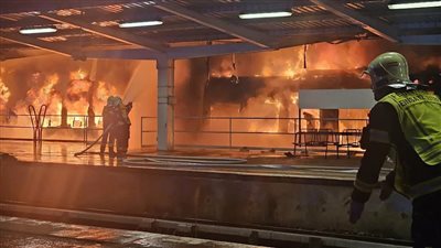 احتراق قطار بشكل كامل في إحدى محطات برلين (صور)