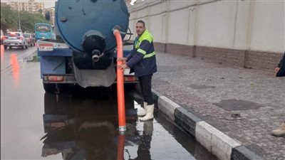 الجيزة تواصل سحب مياه الأمطار من الشوارع والميادين (صور)