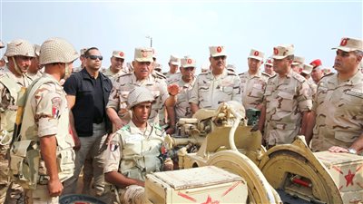 وزير الدفاع يتفقد منظومة التدريب القتالي لأحد تشكيلات الجيش الثاني الميداني (فيديو وصور)