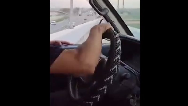 ميكروباص يسير فوق