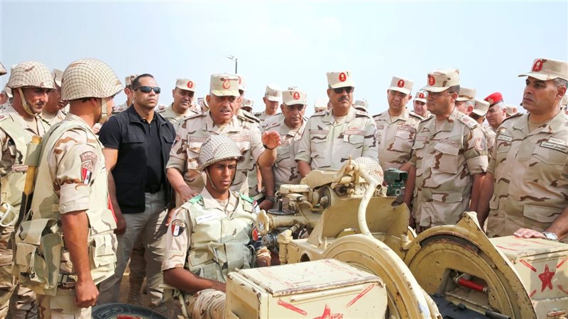 وزير الدفاع يتفقد