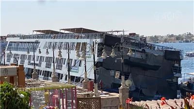 إخلاء طاقم باخرة نيلية في الأقصر بعد حادث ميل (صور) 