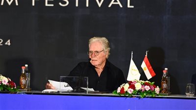 حسين فهمي ودرة وكندة علوش أول الحضور بالمؤتمر الصحفي لمهرجان القاهرة السينمائي 