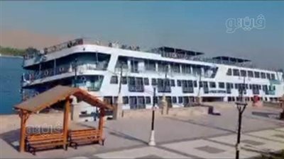 بعد إشرافه على الغرق، استمرار محاولات إنقاذ فندق الأقصر العائم (صور)