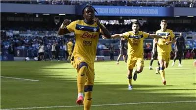أتالانتا يصعق نابولي بثلاثية في الدوري الإيطالي 