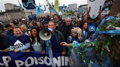 مظاهرة بالأعلام الزرقاء على نهر التايمز بــ لندن للمطالبة بمياه نظيفة